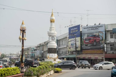 Tayland 'daki Provinz Sukhothai şehrinin şehir merkezindeki saat kulesi. Tayland, Sukhothai, Kasım 2019