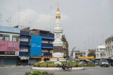 Tayland 'daki Provinz Sukhothai şehrinin şehir merkezindeki saat kulesi. Tayland, Sukhothai, Kasım 2019