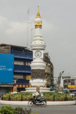 Tayland 'daki Provinz Sukhothai şehrinin şehir merkezindeki saat kulesi. Tayland, Sukhothai, Kasım 2019