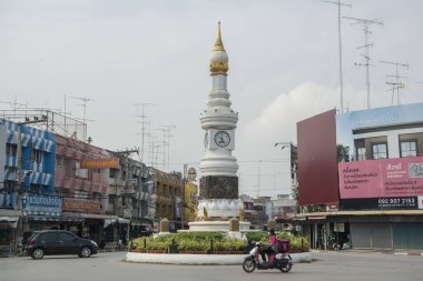 Tayland 'daki Provinz Sukhothai şehrinin şehir merkezindeki saat kulesi. Tayland, Sukhothai, Kasım 2019