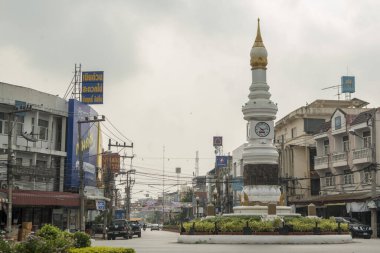 Tayland 'daki Provinz Sukhothai şehrinin şehir merkezindeki saat kulesi. Tayland, Sukhothai, Kasım 2019