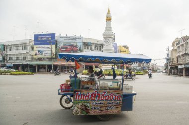 Tayland 'daki Provinz Sukhothai şehrinin şehir merkezindeki saat kulesi. Tayland, Sukhothai, Kasım 2019