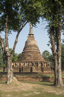 Tayland 'ın Provinz Sukhothai kentindeki Sukhothai' deki tarihi parktaki Wat Chang Lom Tapınağı. Tayland, Sukhothai, Kasım 2019