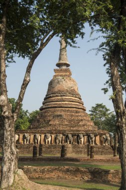 Tayland 'ın Provinz Sukhothai kentindeki Sukhothai' deki tarihi parktaki Wat Chang Lom Tapınağı. Tayland, Sukhothai, Kasım 2019