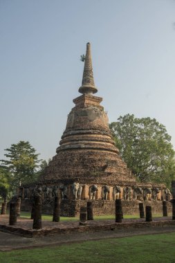 Tayland 'ın Provinz Sukhothai kentindeki Sukhothai' deki tarihi parktaki Wat Chang Lom Tapınağı. Tayland, Sukhothai, Kasım 2019