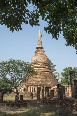 Tayland 'ın Provinz Sukhothai kentindeki Sukhothai' deki tarihi parktaki Wat Chang Lom Tapınağı. Tayland, Sukhothai, Kasım 2019