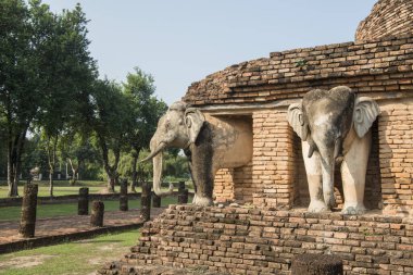 Tayland 'ın Provinz Sukhothai kentindeki Sukhothai' deki tarihi parktaki Wat Chang Lom Tapınağı. Tayland, Sukhothai, Kasım 2019