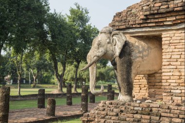 Tayland 'ın Provinz Sukhothai kentindeki Sukhothai' deki tarihi parktaki Wat Chang Lom Tapınağı. Tayland, Sukhothai, Kasım 2019