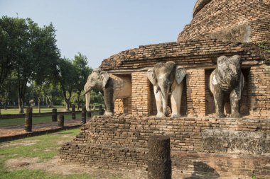 Tayland 'ın Provinz Sukhothai kentindeki Sukhothai' deki tarihi parktaki Wat Chang Lom Tapınağı. Tayland, Sukhothai, Kasım 2019
