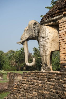 Tayland 'ın Provinz Sukhothai kentindeki Sukhothai' deki tarihi parktaki Wat Chang Lom Tapınağı. Tayland, Sukhothai, Kasım 2019