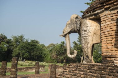 Tayland 'ın Provinz Sukhothai kentindeki Sukhothai' deki tarihi parktaki Wat Chang Lom Tapınağı. Tayland, Sukhothai, Kasım 2019