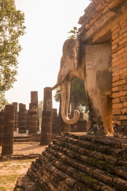 Tayland 'ın Provinz Sukhothai kentindeki Sukhothai' deki tarihi parktaki Wat Chang Lom Tapınağı. Tayland, Sukhothai, Kasım 2019