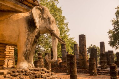 Tayland 'ın Provinz Sukhothai kentindeki Sukhothai' deki tarihi parktaki Wat Chang Lom Tapınağı. Tayland, Sukhothai, Kasım 2019