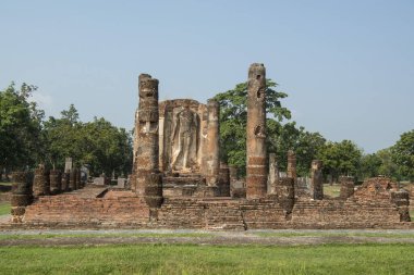 Tayland 'ın Provinz Sukhothai kentindeki Sukhothai' deki tarihi parktaki Wat Chetupon. Tayland, Sukhothai, Kasım 2019