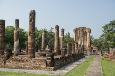 Tayland 'ın Provinz Sukhothai kentindeki Sukhothai' deki tarihi parktaki Wat Chetupon. Tayland, Sukhothai, Kasım 2019