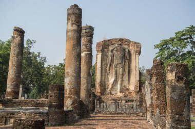 Tayland 'ın Provinz Sukhothai kentindeki Sukhothai' deki tarihi parktaki Wat Chetupon. Tayland, Sukhothai, Kasım 2019