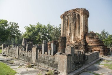 Tayland 'ın Provinz Sukhothai kentindeki Sukhothai' deki tarihi parktaki Wat Chetupon. Tayland, Sukhothai, Kasım 2019