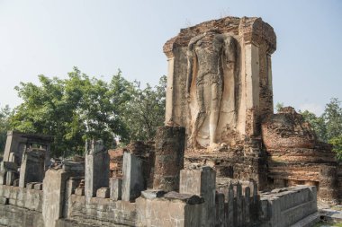 Tayland 'ın Provinz Sukhothai kentindeki Sukhothai' deki tarihi parktaki Wat Chetupon. Tayland, Sukhothai, Kasım 2019