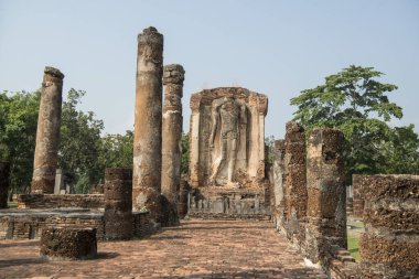 Tayland 'ın Provinz Sukhothai kentindeki Sukhothai' deki tarihi parktaki Wat Chetupon. Tayland, Sukhothai, Kasım 2019