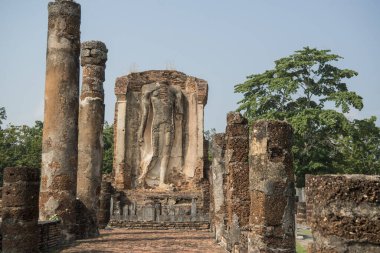 Tayland 'ın Provinz Sukhothai kentindeki Sukhothai' deki tarihi parktaki Wat Chetupon. Tayland, Sukhothai, Kasım 2019
