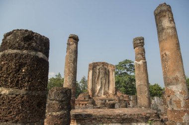 Tayland 'ın Provinz Sukhothai kentindeki Sukhothai' deki tarihi parktaki Wat Chetupon. Tayland, Sukhothai, Kasım 2019