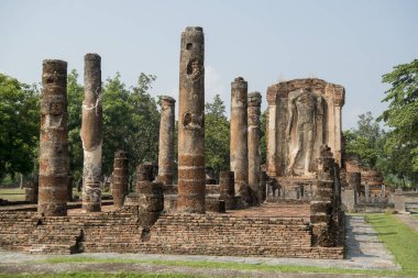Tayland 'ın Provinz Sukhothai kentindeki Sukhothai' deki tarihi parktaki Wat Chetupon. Tayland, Sukhothai, Kasım 2019