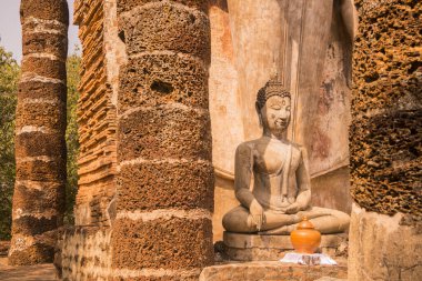 Tayland 'ın Provinz Sukhothai kentindeki Sukhothai' deki tarihi parktaki Wat Saphan Hin. Tayland, Sukhothai, Kasım 2019