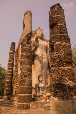 Tayland 'ın Provinz Sukhothai kentindeki Sukhothai' deki tarihi parktaki Wat Saphan Hin. Tayland, Sukhothai, Kasım 2019