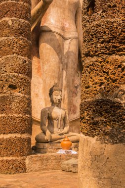 Tayland 'ın Provinz Sukhothai kentindeki Sukhothai' deki tarihi parktaki Wat Saphan Hin. Tayland, Sukhothai, Kasım 2019