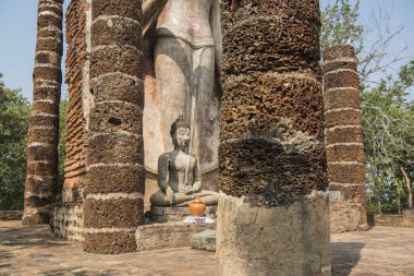 Tayland 'ın Provinz Sukhothai kentindeki Sukhothai' deki tarihi parktaki Wat Saphan Hin. Tayland, Sukhothai, Kasım 2019