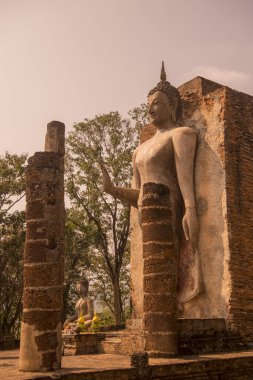 Tayland 'ın Provinz Sukhothai kentindeki Sukhothai' deki tarihi parktaki Wat Saphan Hin. Tayland, Sukhothai, Kasım 2019