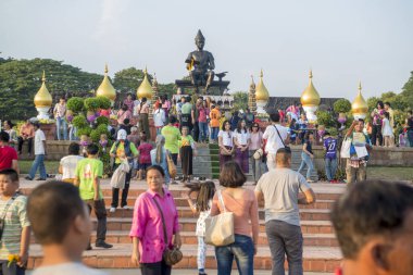 Tayland 'ın Provinz Sukhothai kentindeki Sukhothai' deki tarihi parktaki Kral Ramkhamhaeng Anıtı. Tayland, Sukhothai, Kasım 2018