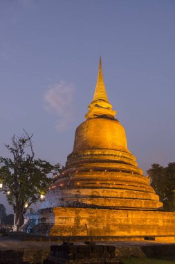 Tayland 'daki Sukhothai Provinz Sukhothai' deki Sukhothai Tarihi Parkı 'ndaki Wat Mahathat Tapınağı' ndaki Loy Krathong festivali hakkında bir Stupa. Tayland, Sukhothai, Kasım 2019