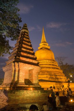 Tayland 'daki Sukhothai Provinz Sukhothai' deki Sukhothai Tarihi Parkı 'ndaki Wat Mahathat Tapınağı' ndaki Loy Krathong festivali hakkında bir Stupa. Tayland, Sukhothai, Kasım 2019