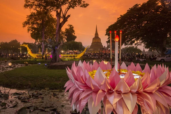 Tayland 'ın Provinz Sukhothai kentindeki Sukhothai' deki tarihi parktaki Loy Krathong Festivali 'nde bir Krathong. Tayland, Sukhothai, Kasım 2019