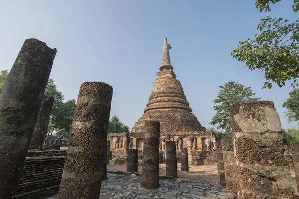 Tayland 'ın Provinz Sukhothai kentindeki Sukhothai' deki tarihi parktaki Wat Chang Lom Tapınağı. Tayland, Sukhothai, Kasım 2019