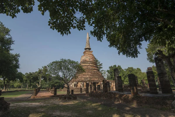 Tayland 'ın Provinz Sukhothai kentindeki Sukhothai' deki tarihi parktaki Wat Chang Lom Tapınağı. Tayland, Sukhothai, Kasım 2019