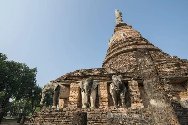 Tayland 'ın Provinz Sukhothai kentindeki Sukhothai' deki tarihi parktaki Wat Chang Lom Tapınağı. Tayland, Sukhothai, Kasım 2019