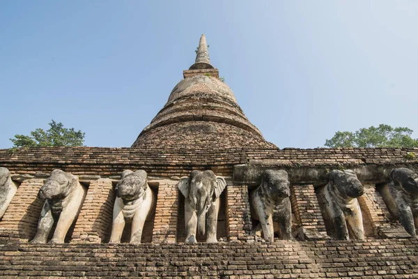 Tayland 'ın Provinz Sukhothai kentindeki Sukhothai' deki tarihi parktaki Wat Chang Lom Tapınağı. Tayland, Sukhothai, Kasım 2019
