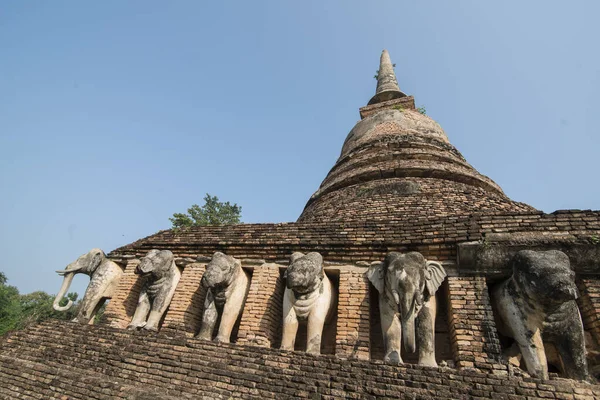 Tayland 'ın Provinz Sukhothai kentindeki Sukhothai' deki tarihi parktaki Wat Chang Lom Tapınağı. Tayland, Sukhothai, Kasım 2019