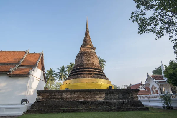 Tayland 'ın Provinz Sukhothai kentindeki Sukhothai' deki tarihi parktaki Wat Tra Phang Thong Tapınağı. Tayland, Sukhothai, Kasım 2019