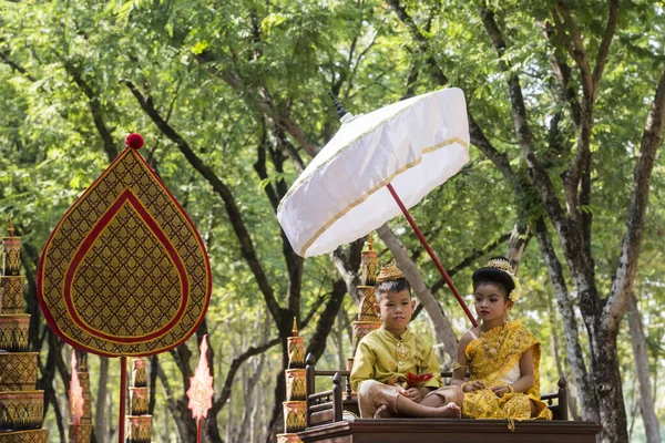 Tayland 'ın Provinz Sukhothai kentindeki Sukhothai' deki Tarihi Park 'ta düzenlenen Loy Krathong Festivali' nde geleneksel kostümlü insanlar. Tayland, Sukhothai, Kasım 2019