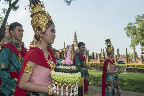 Tradicional Dresst Thai Personas Festival Loy Krathong Frente Wat Mahathat — Foto de Stock