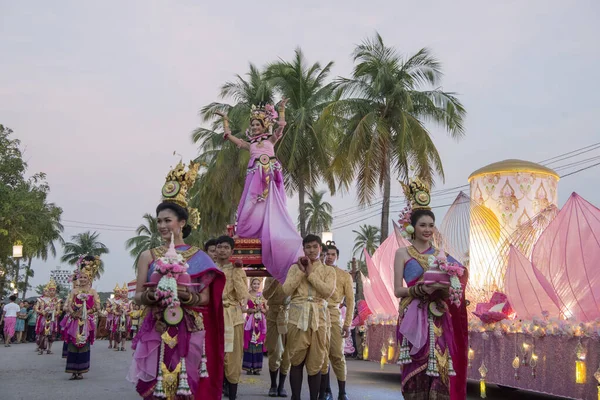 Tayland 'ın Provinz Sukhothai kentindeki Sukhothai' deki Tarihi Park 'ta düzenlenen Loy Krathong Festivali' nde geleneksel kostümlü insanlar. Tayland, Sukhothai, Kasım 2019
