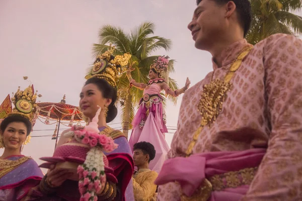 Παραδοσιακά Dresst Thai Άτομα Στο Loy Krathong Φεστιβάλ Στο Ιστορικό — Φωτογραφία Αρχείου