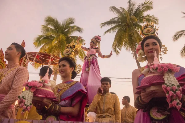 Tayland 'ın Provinz Sukhothai kentindeki Sukhothai' deki Tarihi Park 'ta düzenlenen Loy Krathong Festivali' nde geleneksel kostümlü insanlar. Tayland, Sukhothai, Kasım 2019
