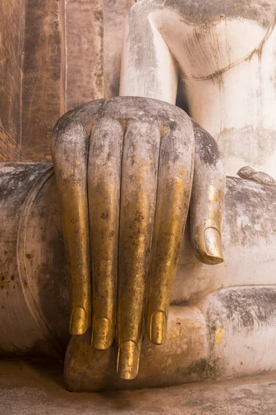 Buda 'nın Wat Si Chum' daki tarihi parktaki Provinz Sukhothai, Tayland 'da. Tayland, Sukhothai, Kasım 2019