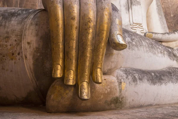 Buda 'nın Wat Si Chum' daki tarihi parktaki Provinz Sukhothai, Tayland 'da. Tayland, Sukhothai, Kasım 2019