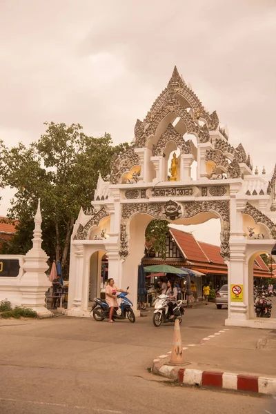 Tayland 'ın Provinz Sukhothai kentindeki Sukhothai' nin tarihi parkındaki Old Sukhothai kasabasının kapısı. Tayland, Sukhothai, Kasım 2019