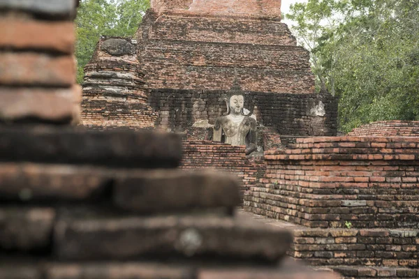 Tayland 'ın Provinz Sukhothai kentindeki Sukhothai' deki tarihi parktaki Wat Mahathat Tapınağı 'nda bir Buda heykeli. Tayland, Sukhothai, Kasım 2019